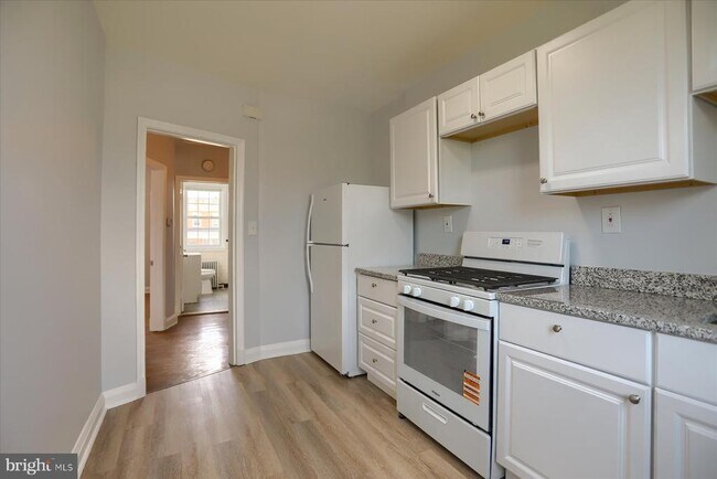 Building Photo - 1323 N Kenwood Ave
