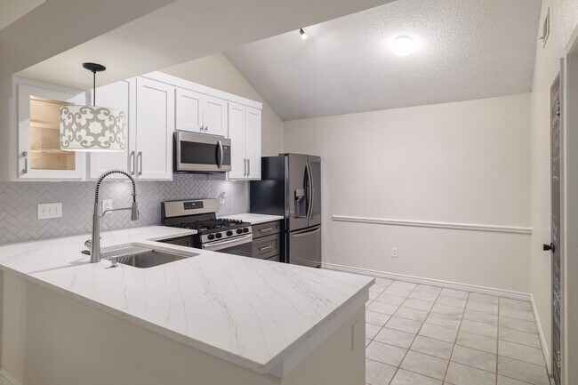 Building Photo - Freshly Renovated! Great Location! Such a sweet home