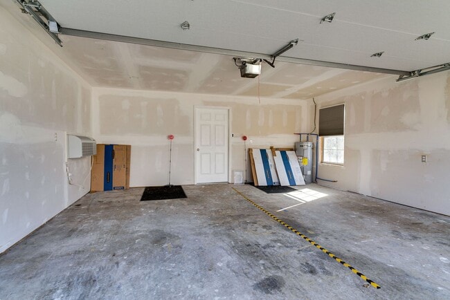 Building Photo - Spacious 4 Bed/ 3.5 Bath Home in Madison w Detached Office and Full Bath, 2 Car Garage, 1/2 acres...