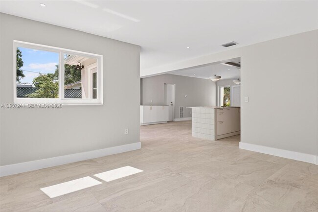 Building Photo - 1250 NE 133rd St