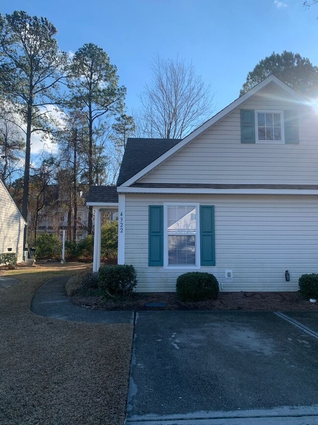 Building Photo - 3 Bedroom 2 Bath Townhouse Available Now on Jasmine Cove Way