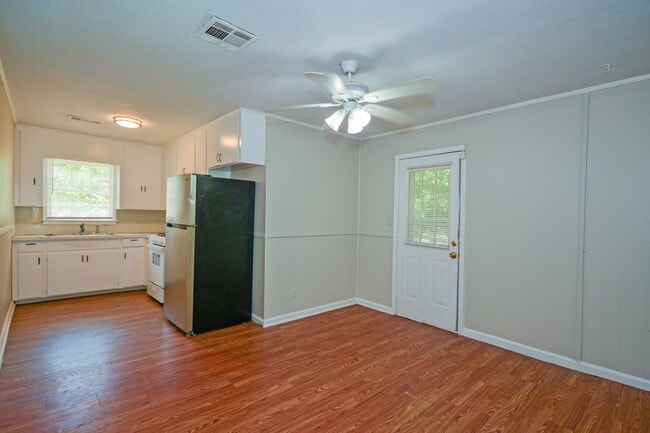 Building Photo - 1138 Perry Hill Rd