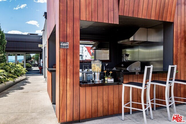 Building Photo - 6250 Hollywood Blvd