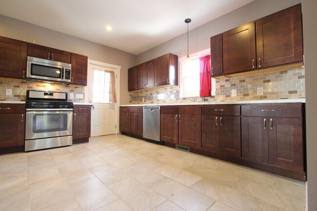 Building Photo - 711 Watson St SW