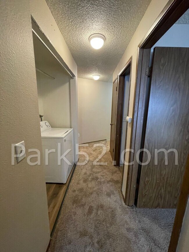 Building Photo - Lower Level - 2 Bed 1 Bath Apartment in Orchard Park Estates