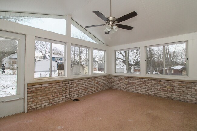 Building Photo - 213 Blueberry Dr