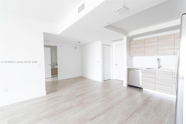 Building Photo - 121 NE 34th St