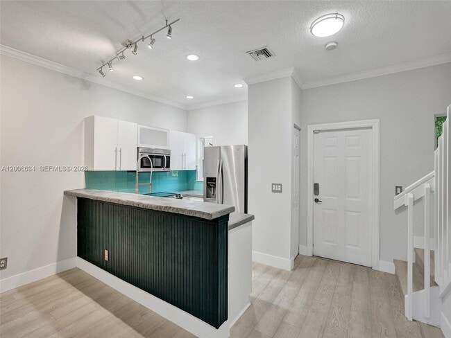 Building Photo - 835 NE 19th Ave