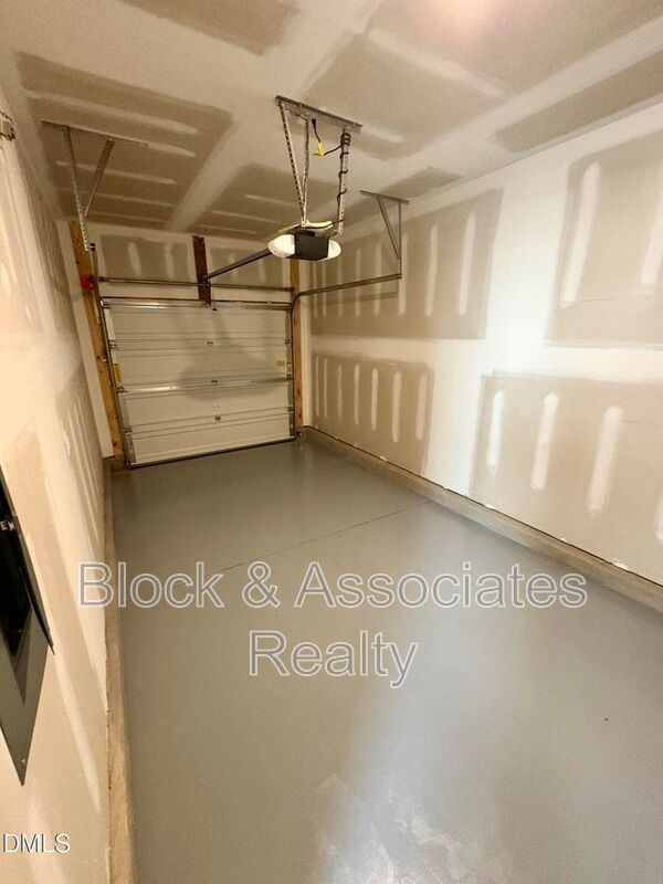 Building Photo - 2040 Oakdale Dr