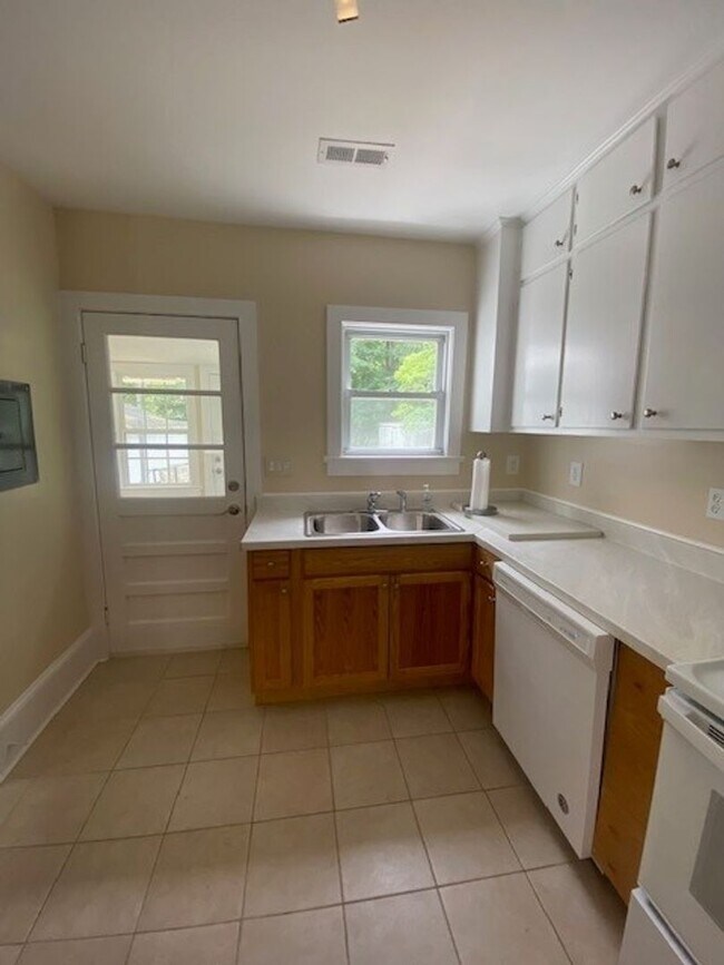 Building Photo - Introducing a charming 2-bedroom, 2-bathro...