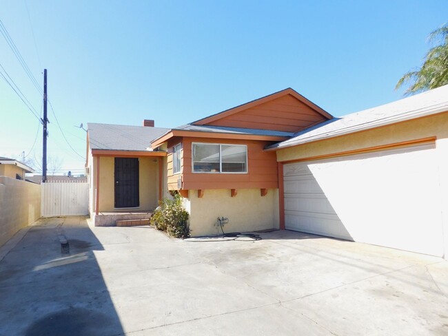 Primary Photo - 4 bedroom, 2 baths in Sylmar (Garage inclu...