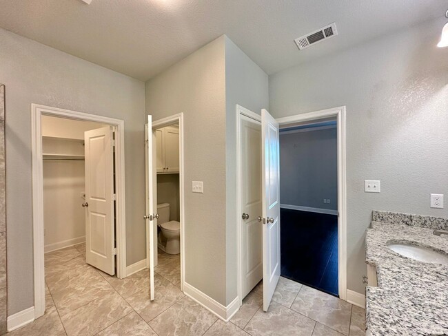 Building Photo - Available Now! Stunning 3 Bed 2 Bath in So...