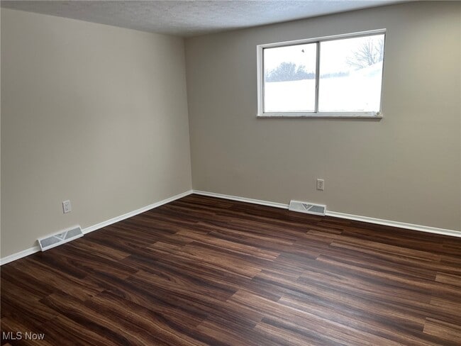 Building Photo - 8671 Ashwood Dr