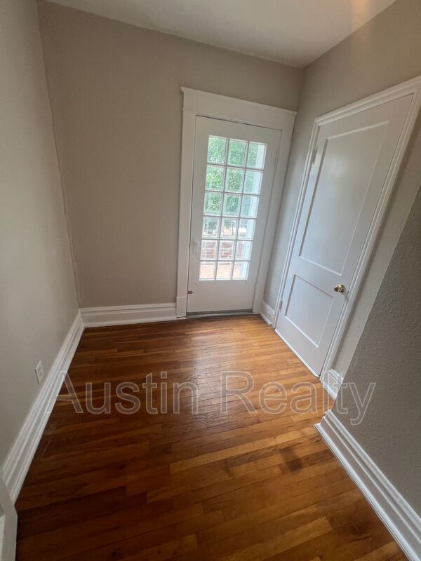 Building Photo - 1018 Commodore Dr