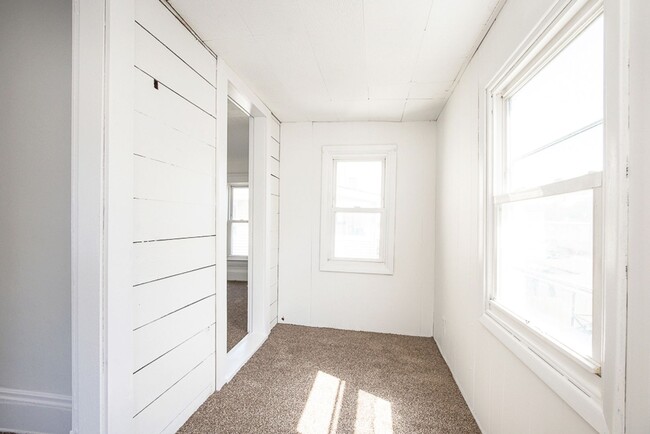 Building Photo - 3 BED 1 BATH BEAUTIFUL SINGLE FAMILY HOME ...