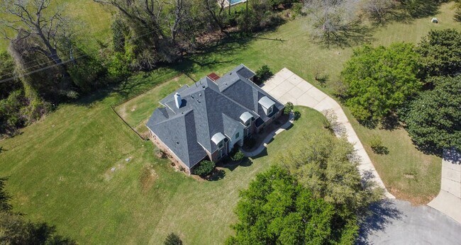 Building Photo - 4119 Pembrooke Way Dr