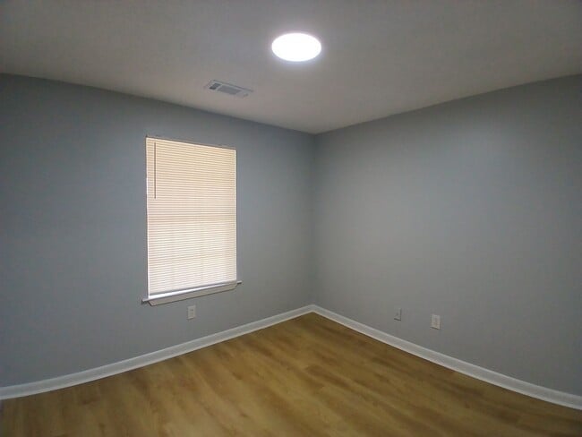 Building Photo - Raleigh Living: Updated 2-Bedroom with Modern Finishes