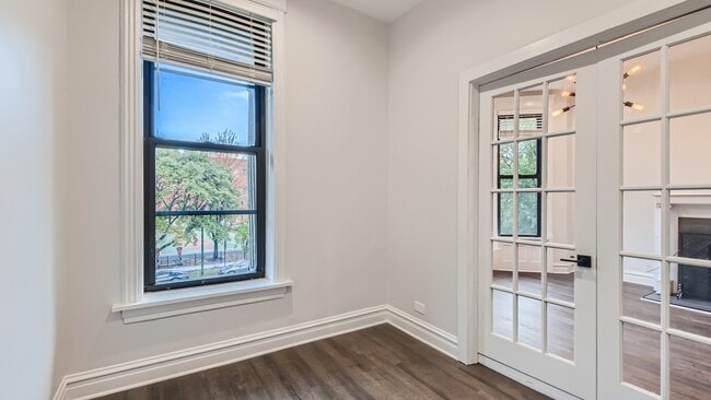 Building Photo - 4053 N Greenview Ave