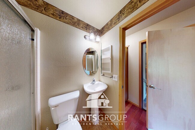 Building Photo - Well-Maintained 2-Bed / 2-Bath Home with A...