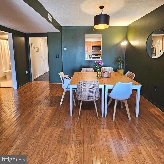 Building Photo - 505 E Braddock Rd