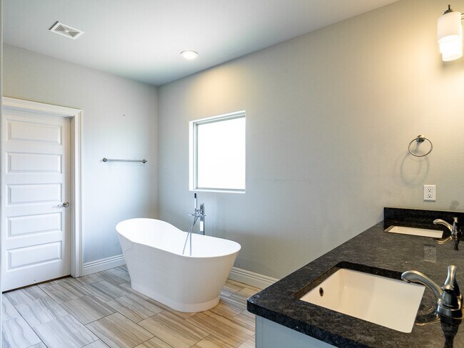 Building Photo - 1671 Sunrise Cir