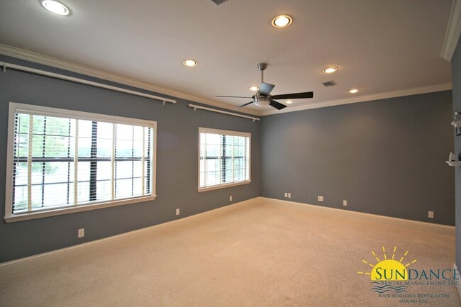Building Photo - Stunning 3 Bedroom Waterfront Unit in Fort Walton!