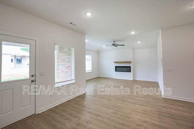 Building Photo - 203 Collie Ave
