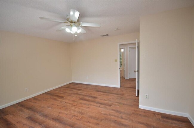 Building Photo - 13903 Lothian Dr