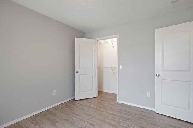 Building Photo - Republic Duplex for rent- with fence!