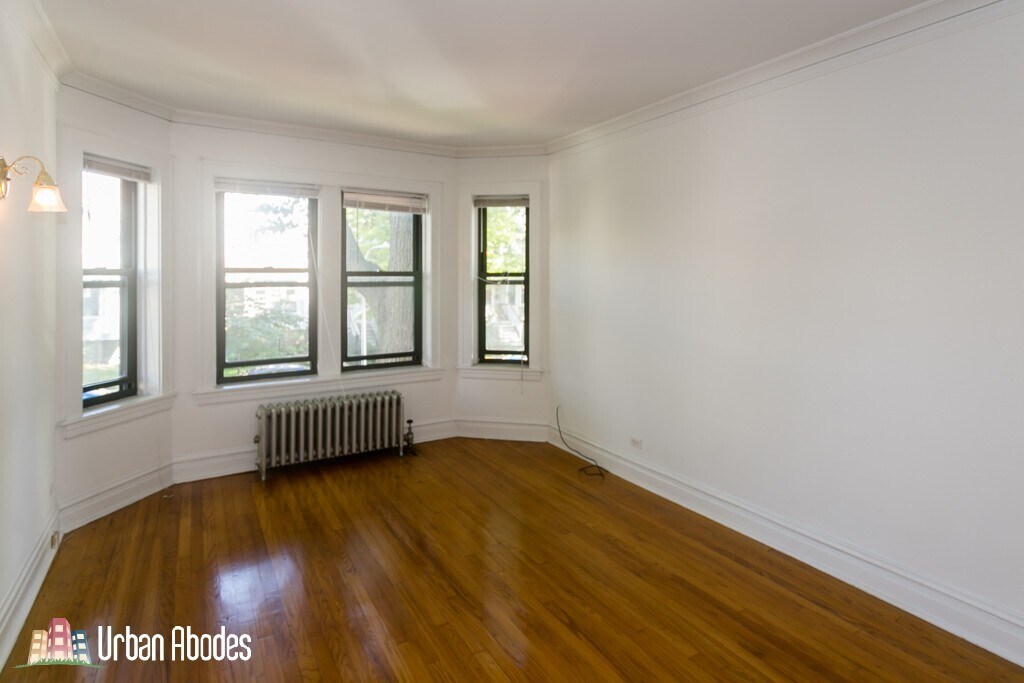 Building Photo - 1913 W Larchmont Ave