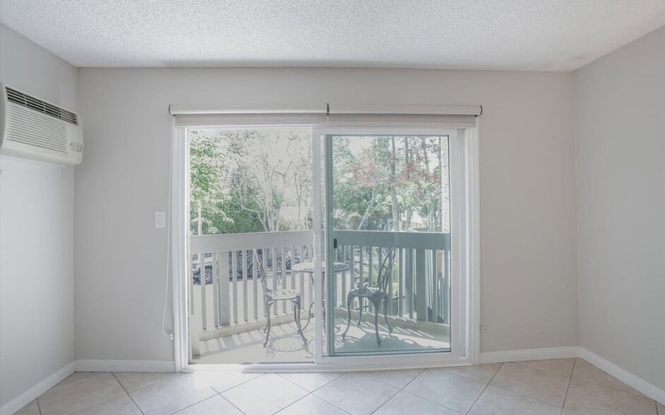 Building Photo - 8577 Rugby Dr