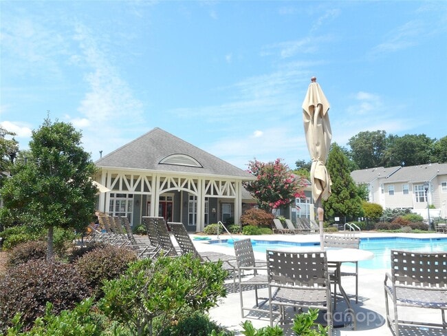 Building Photo - 2605 Silverthorn Dr