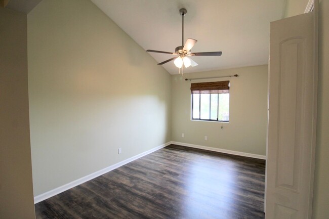 Building Photo - Remodeled Condo with amazing Mountain View...