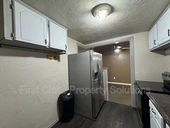 Building Photo - 3808 SE 15th St