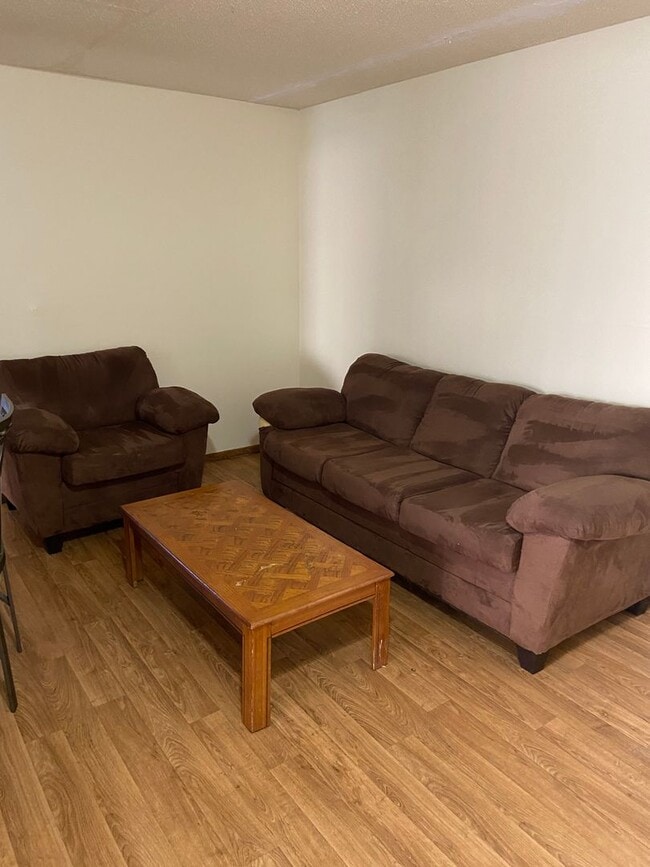 Interior Photo - 905 W Oregon