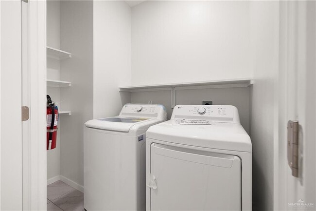 Building Photo - 14 Hillside S Ave