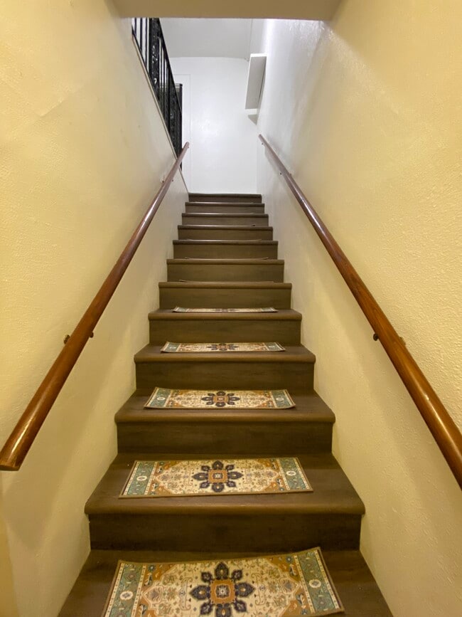 Building Photo - 156 College St