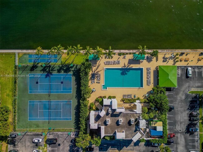 Building Photo - 800 Parkview Dr