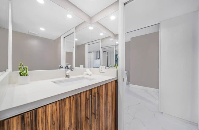 Building Photo - 1717 N Bayshore Dr