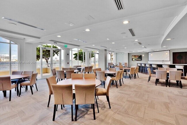 Building Photo - 848 Brickell Key Dr