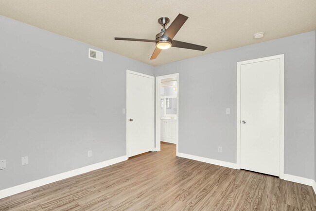 Building Photo - 1/1 Condo in Gated Lakefront Community of Altamonte Springs!