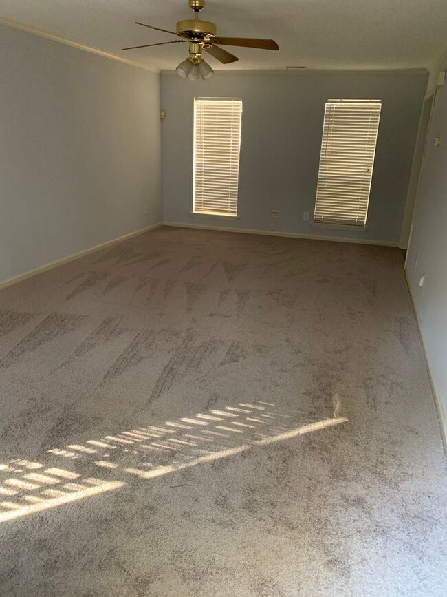 Building Photo - Lovely 3BR home in Raintree with fenced in...