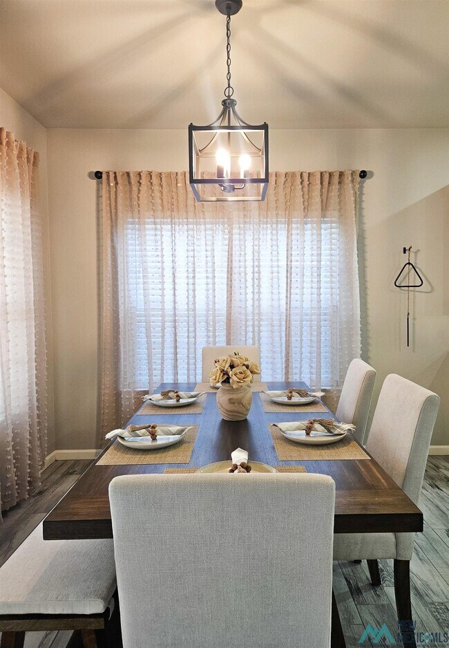 Building Photo - 510 W Dallas Ave