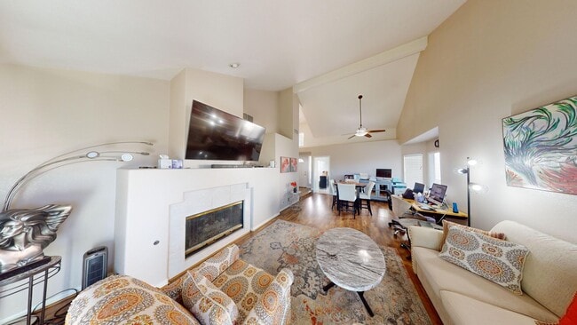 Building Photo - Spanish Trails Guard Gated Townhome!