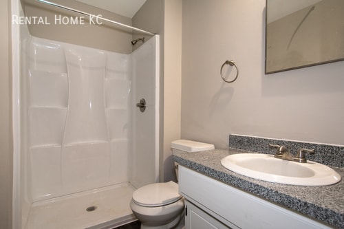 Building Photo - Roomy 3-bed/2-bath Duplex w/Fin Bsmt, fenc...