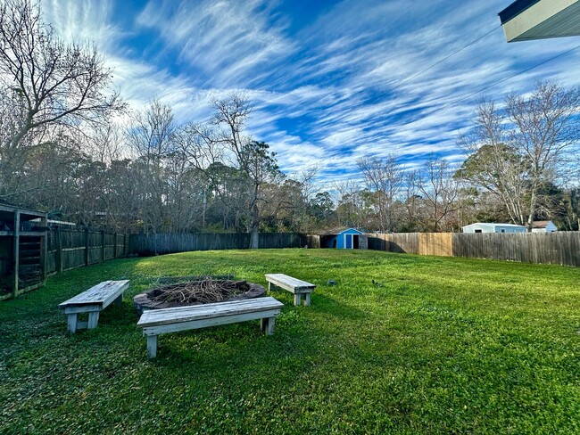 Building Photo - Charming and fully-fenced St. Augustine ho...