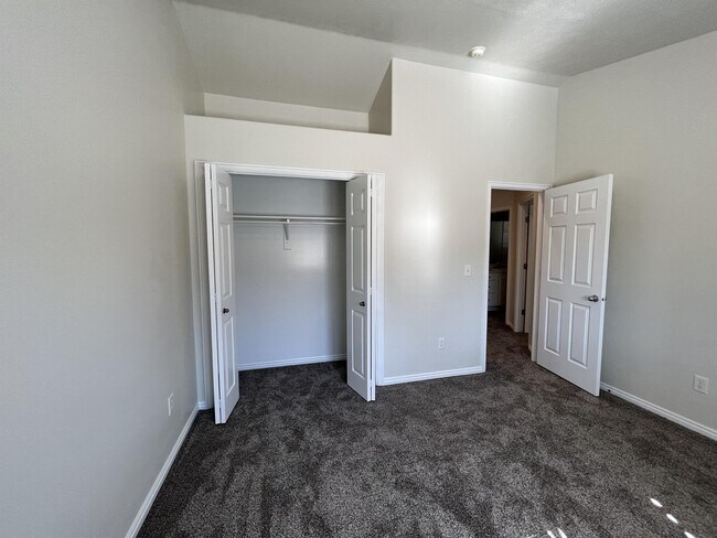 Building Photo - 202 E White Spruce Cv