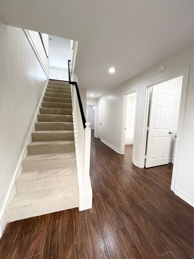 Building Photo - Stunning 4/3/2 Townhome in the Museum District !!!