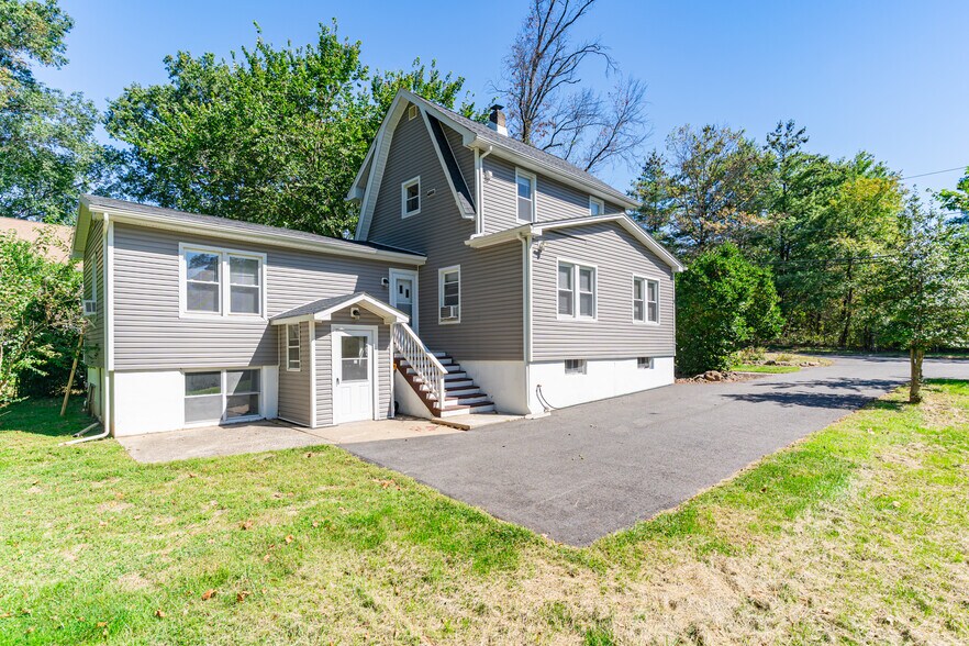 Oversized parking - 115 Billian St