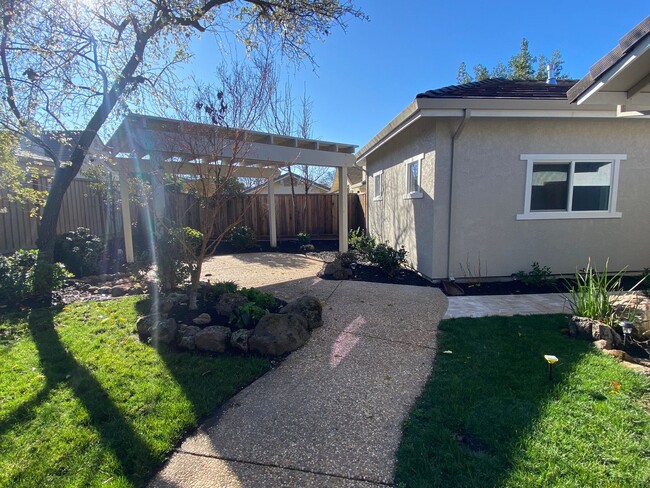 Building Photo - Livermore South Very Private 4 bedroom/3 b...